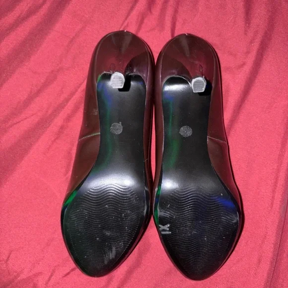 Women's Iridescent Pumps - Picture 4 of 4